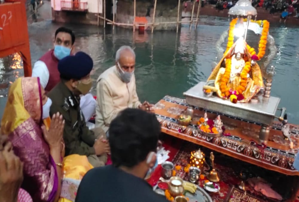 Uttarakhand New DGP Ashok Kumar Doing Ganga Darshan And Arti in haridwar