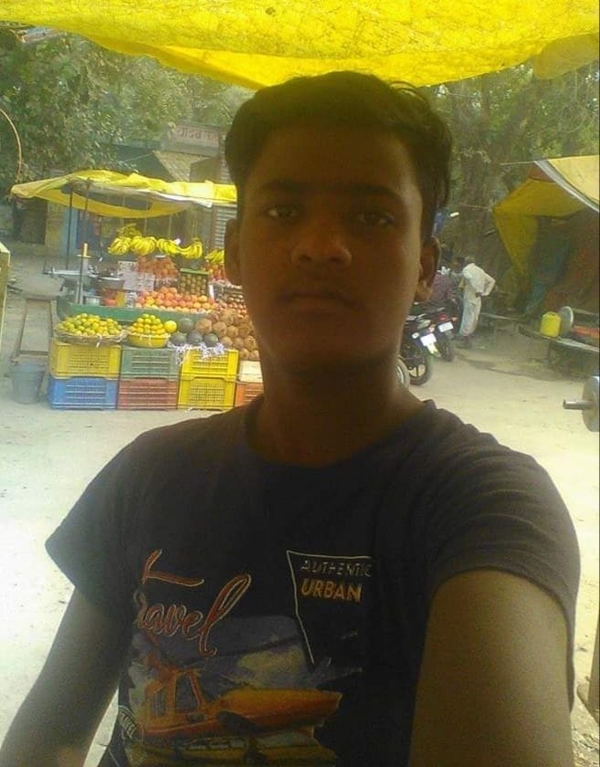 kaar kee takkar se baik khadd mein giree, phal vikreta kee maut