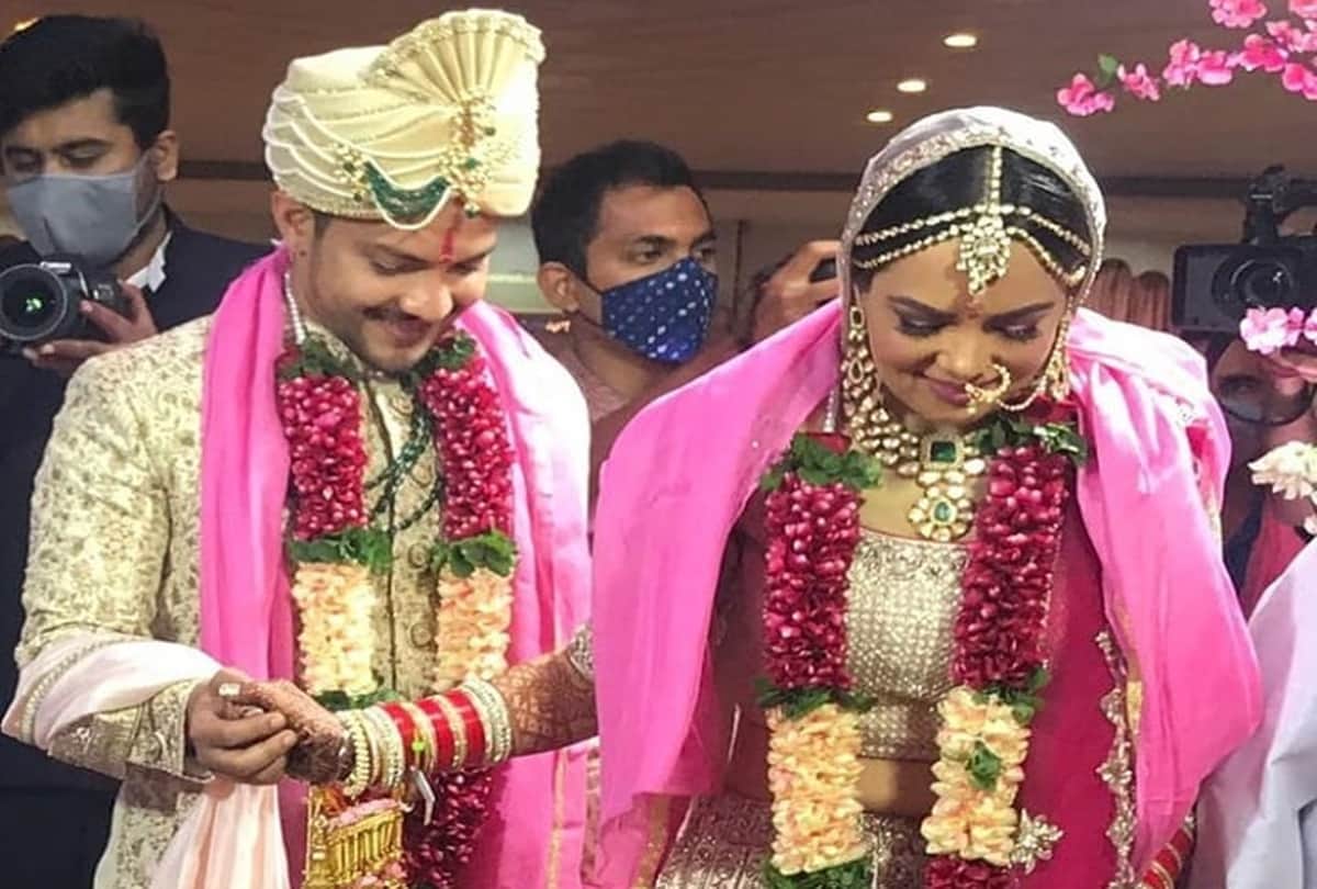 aditya narayan and shweta agarwal wedding reception newly wed couple on dance floor bharti and govinda invited
