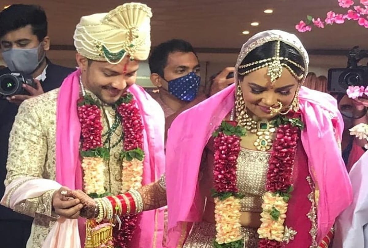 Aditya Narayan and Shweta Agarwal Wedding See First Photos From The Ceremony