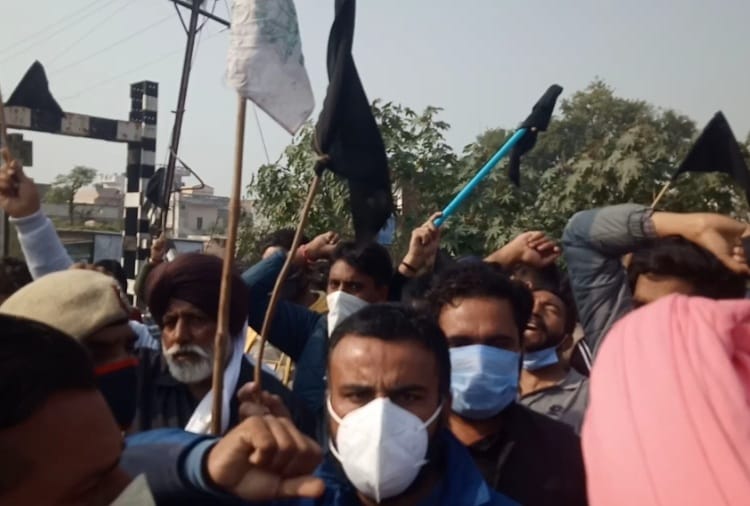 Farmers Shows Black Flag to Union Minister of State