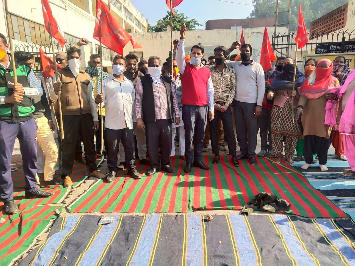 Sweeper workers on strike, garbage piled in the city