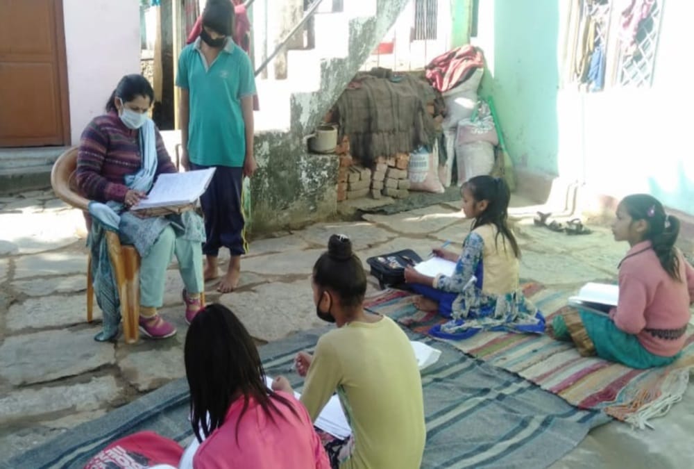 Coronavirus in Uttarakhand: Rudraprayag Teacher going village and gives education to students due to Internet Disconnectivity