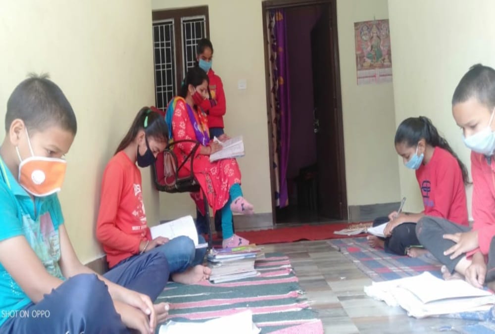 Coronavirus in Uttarakhand: Rudraprayag Teacher going village and gives education to students due to Internet Disconnectivity