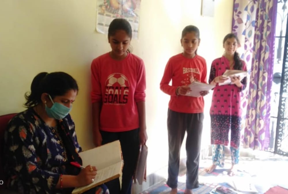 Coronavirus in Uttarakhand: Rudraprayag Teacher going village and gives education to students due to Internet Disconnectivity