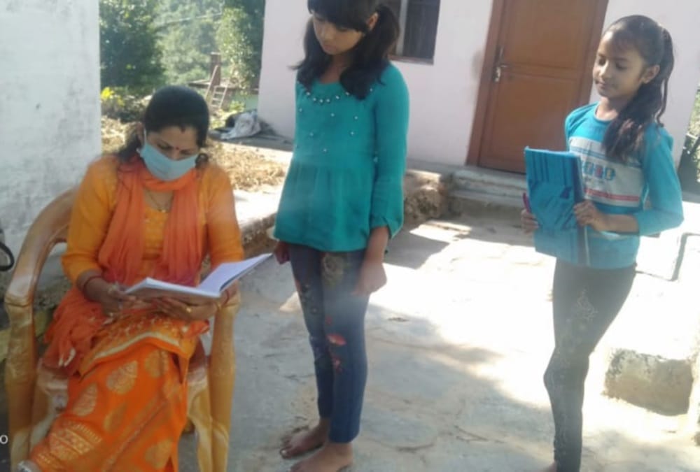 Coronavirus in Uttarakhand: Rudraprayag Teacher going village and gives education to students due to Internet Disconnectivity