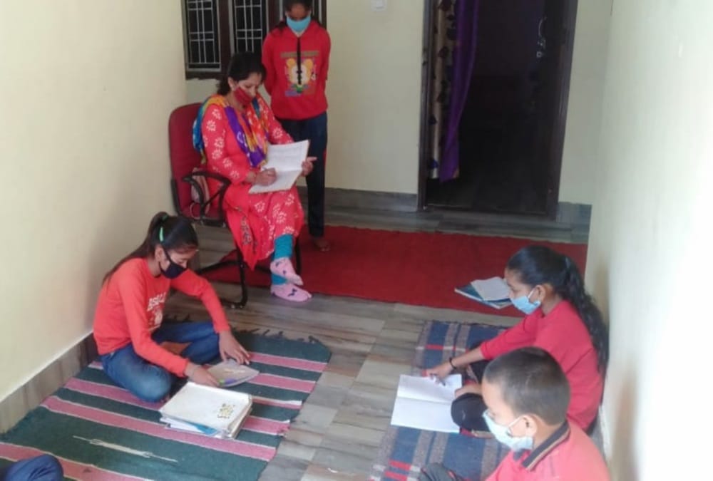 Coronavirus in Uttarakhand: Rudraprayag Teacher going village and gives education to students due to Internet Disconnectivity