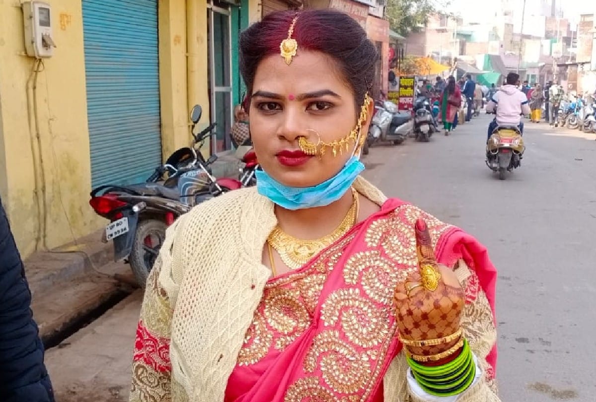 MLC Election 2020 Bride cast vote in agra