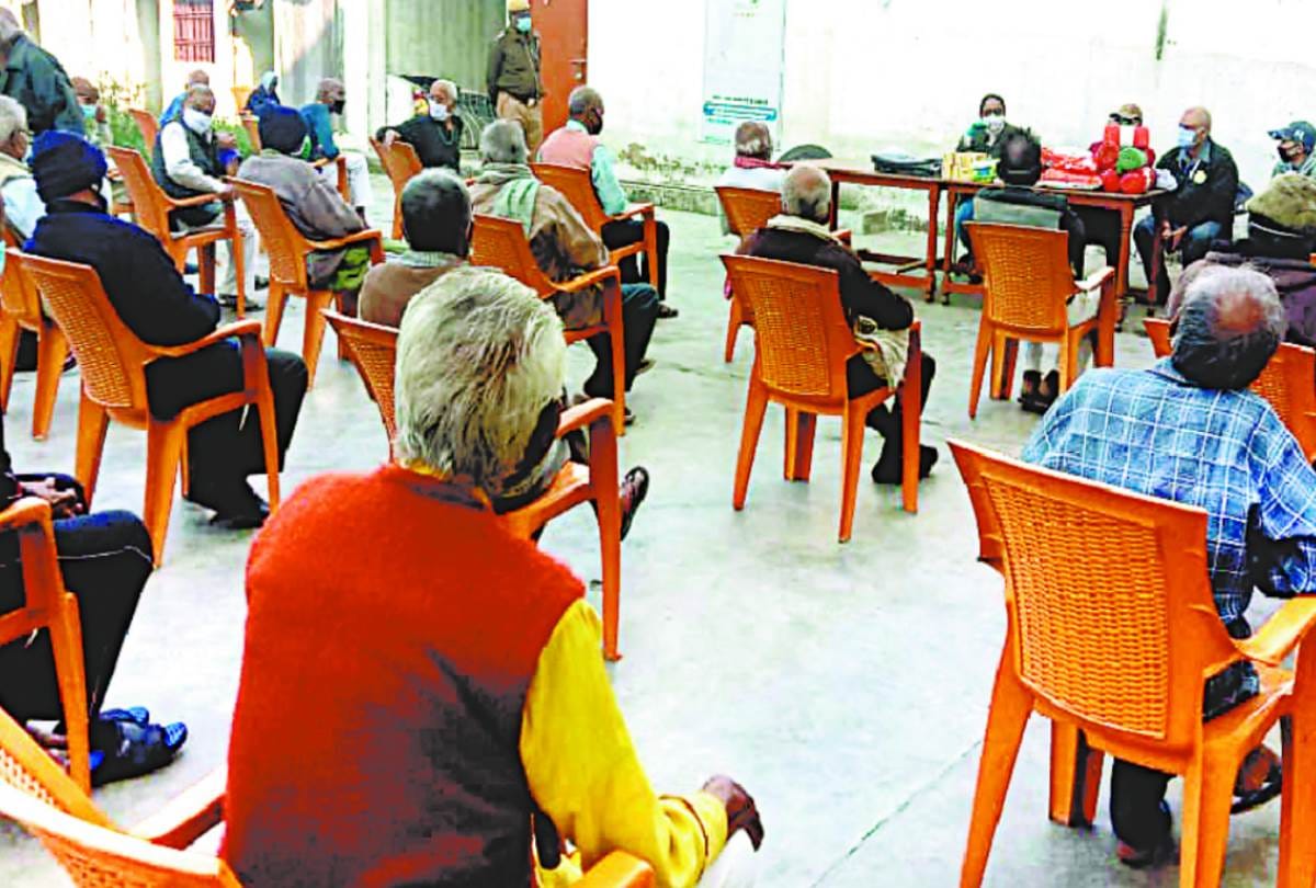 DCP Ruchika Chaudhary inspected old age home in Sarojini Nagar in lucknow
