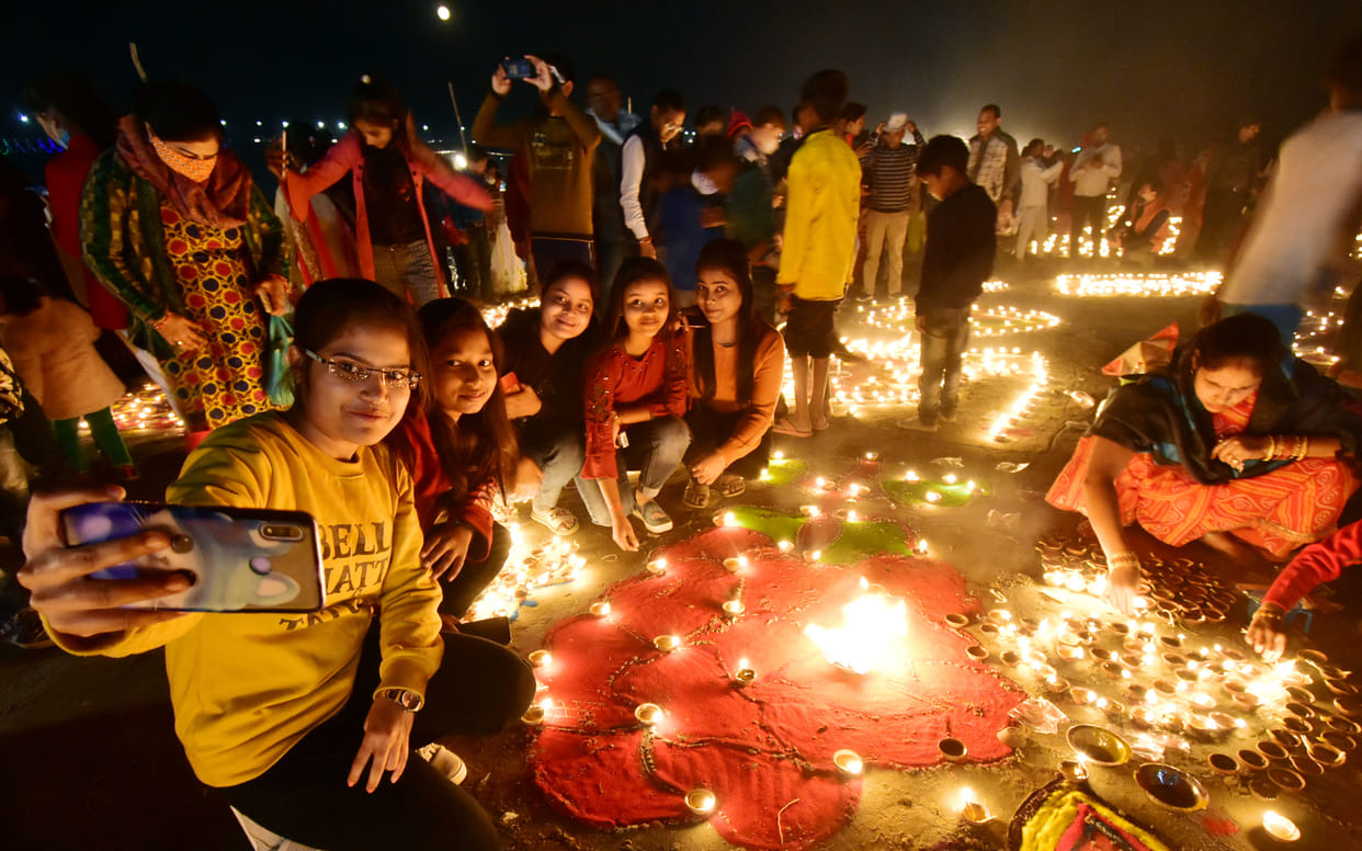 Divine Dev Deepawali: Poonam's moon blushed with the aura of Deepotsav at the confluence