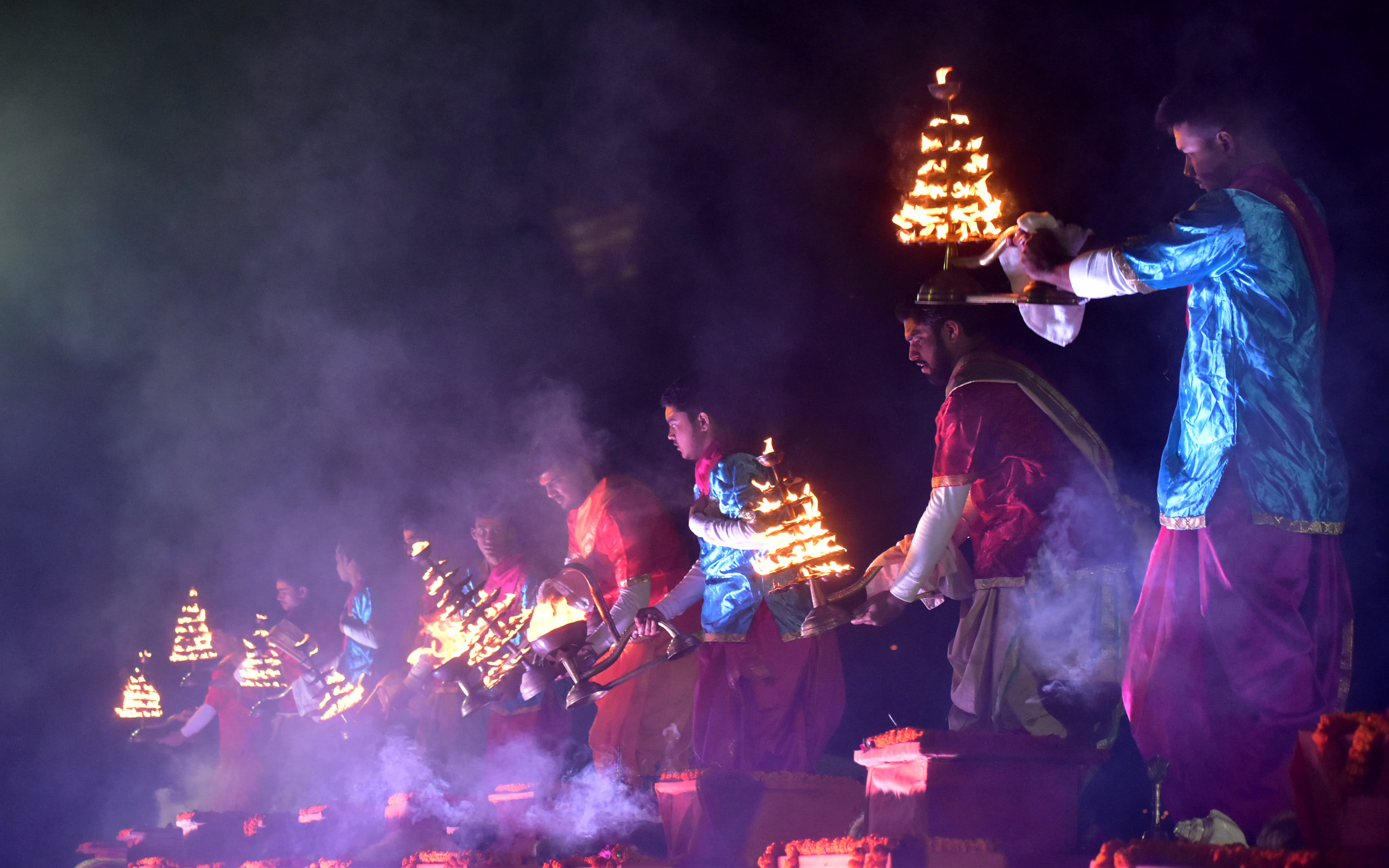 Divine Dev Deepawali: Poonam's moon blushed with the aura of Deepotsav at the confluence