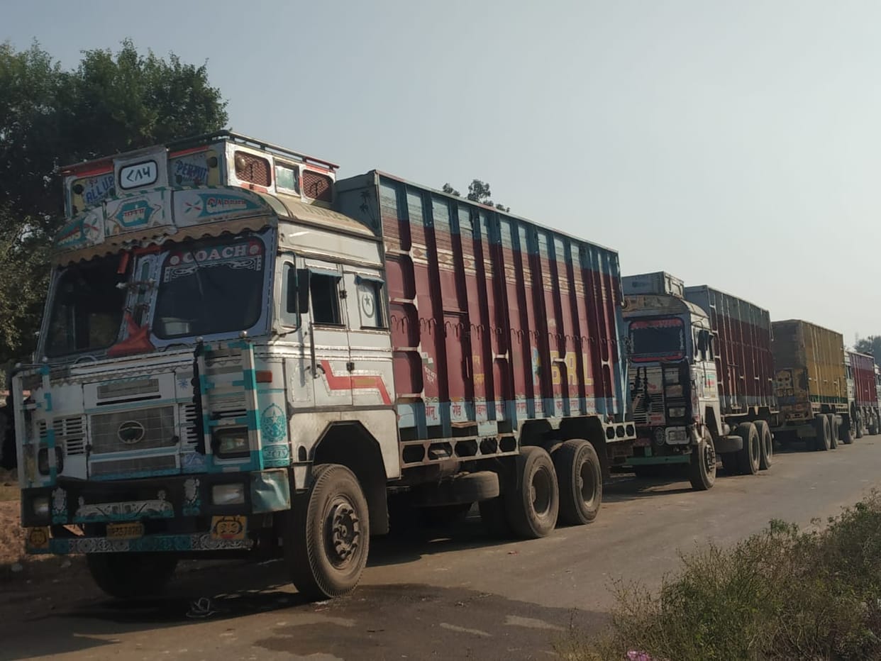 Mining officers landed in the field, seized 22 trucks and six tractors