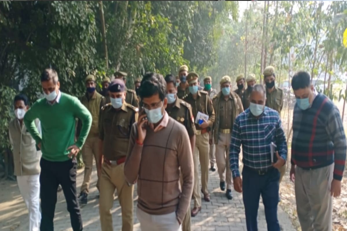 UP MLC Election: Voting for teacher graduation continues, violation of social distance in many places in western UP