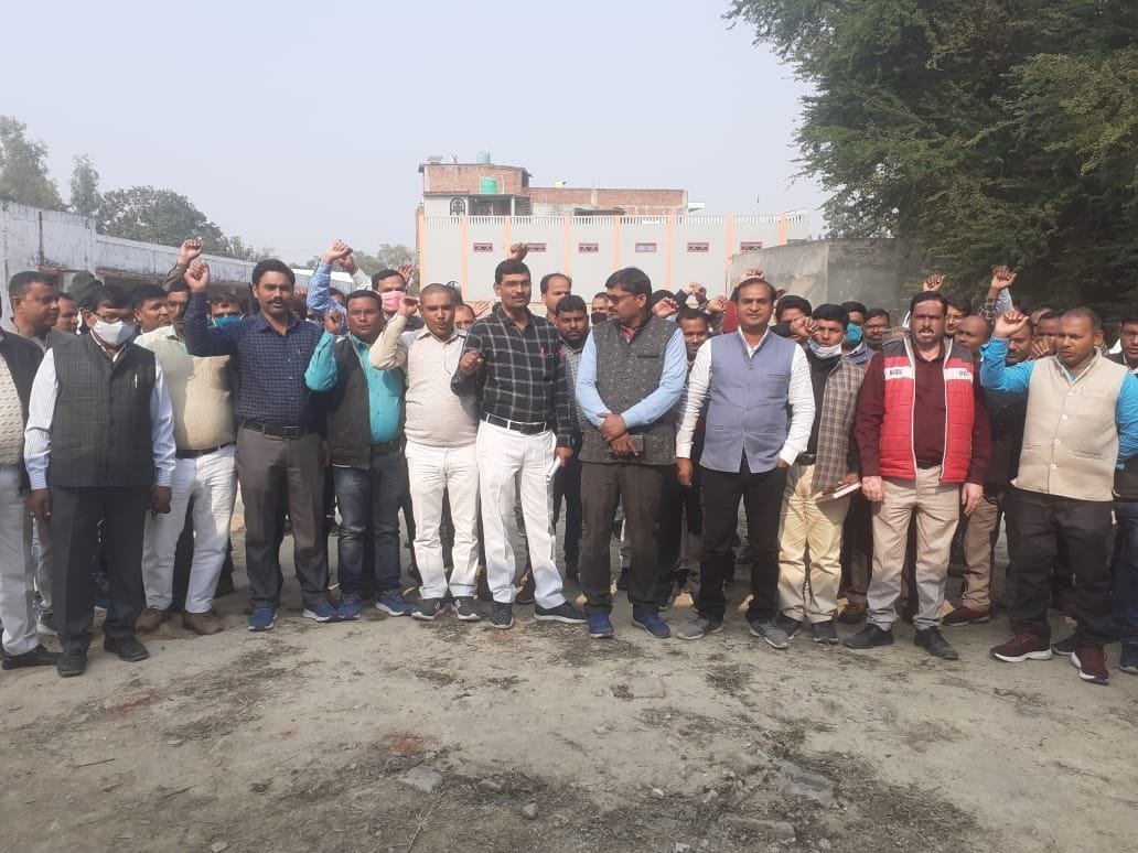 teachers protest against nathnagar beo