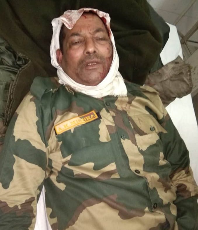 sainy adhikaaree kee kaar palatee, parivaar ke aath log ghaayal