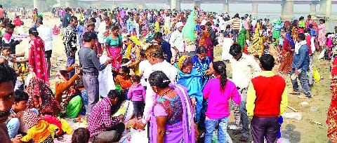 Karthik Purnima: Despite the ban, devotees bathe in the Ganges