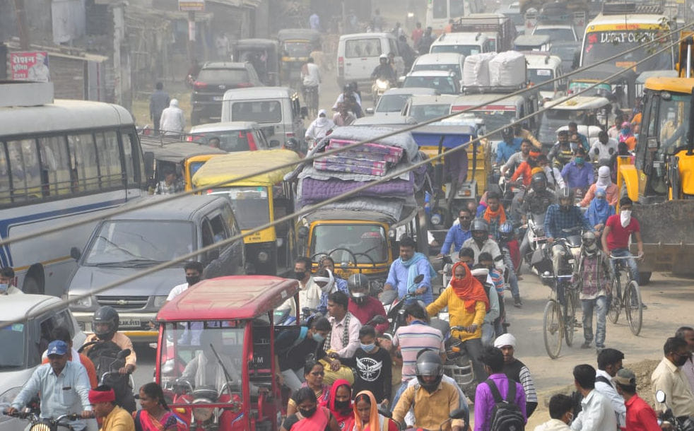 Junk city in the rush of weddings, ten kilometers long jam on the highway