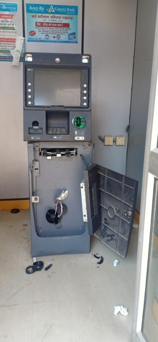 Canara Bank's ATM robbery attempt to rob, also attempt to break the shutter of the clothing store