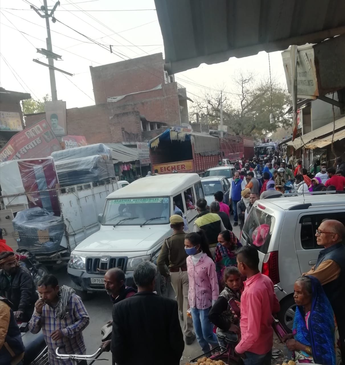 Traffic from vehicles crowd in Sahalag