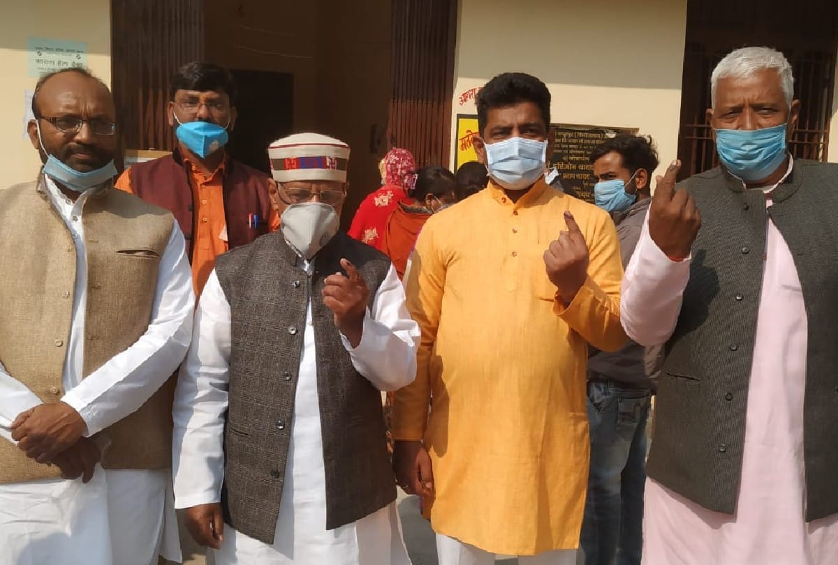 MLC Election 2020 Bride cast vote in agra