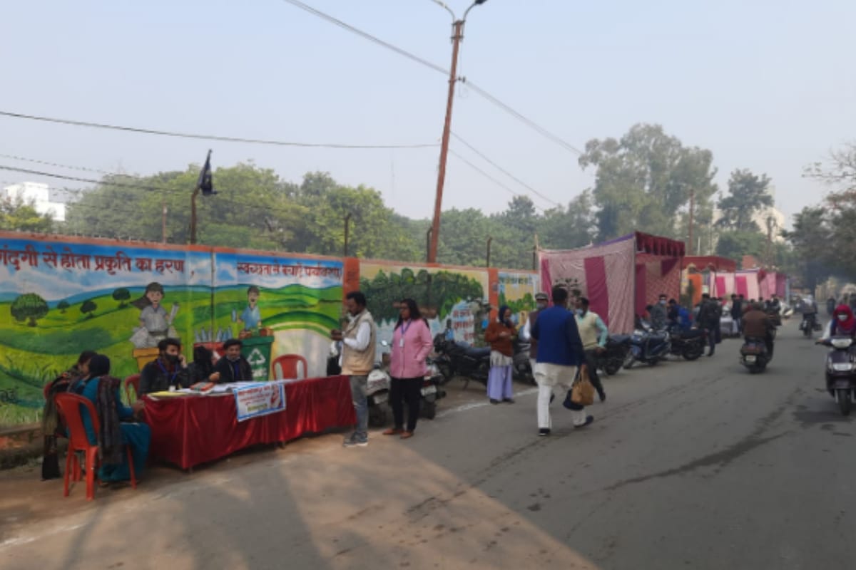 UP MLC Election: Voting for teacher graduation continues, violation of social distance in many places in western UP