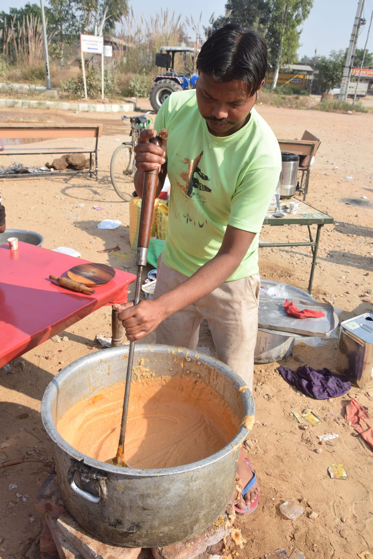 Raising pudding of desi ghee by collecting donations from the guests of Punjab and Rajasthan