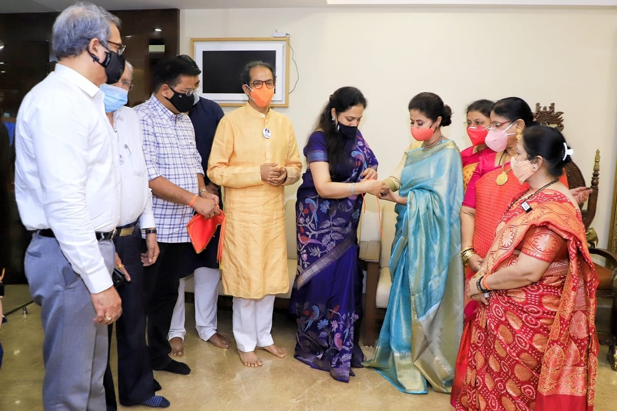 urmila matondkar actress joins uddhav thackeray led shivsena today sanjay raut congress loksabha election