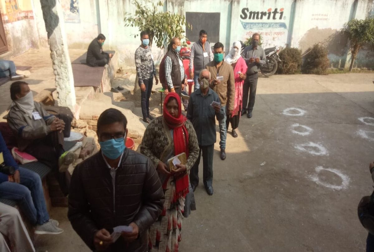 MLC Election 2020 Bride cast vote in agra