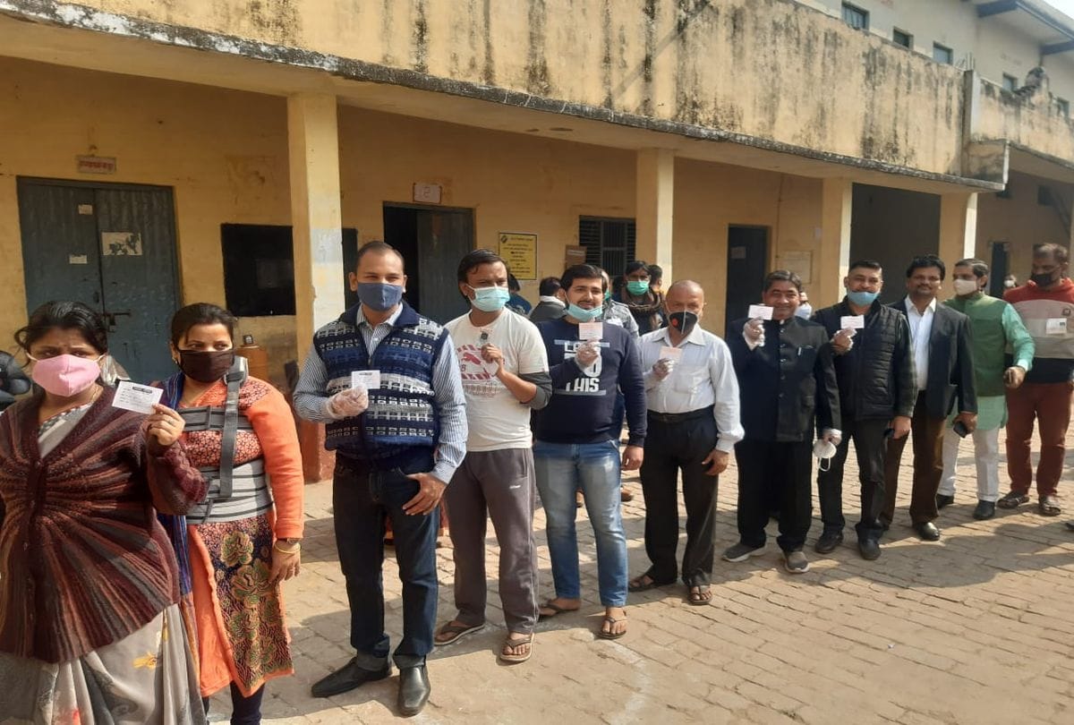 MLC Election 2020 Bride cast vote in agra