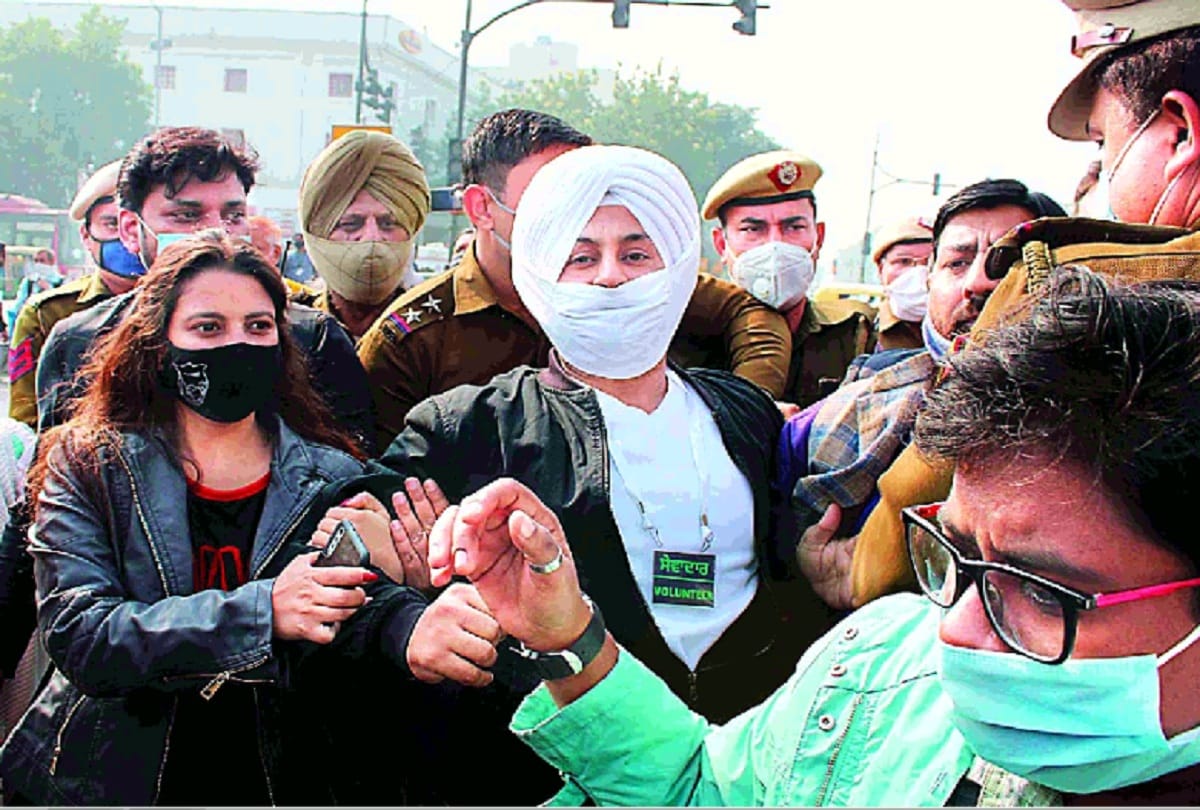AAP's student-youth unit formed a human chain in protest against agricultural laws