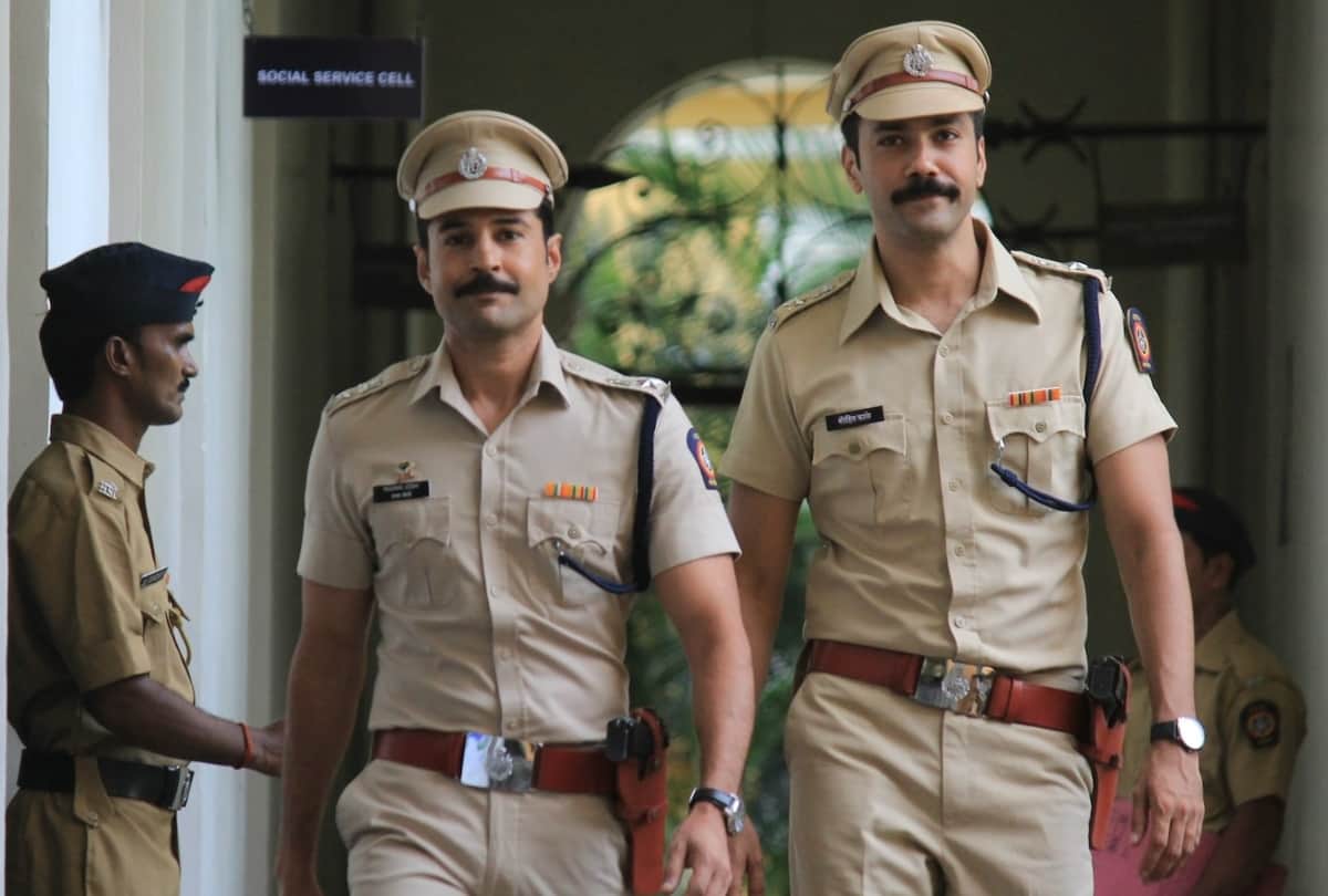Naxalbari ON ZEE5 REVIEW directed by Partho Mitra starcast Rajeev Khandelwal Satyadeep Mishra Aamir Ali