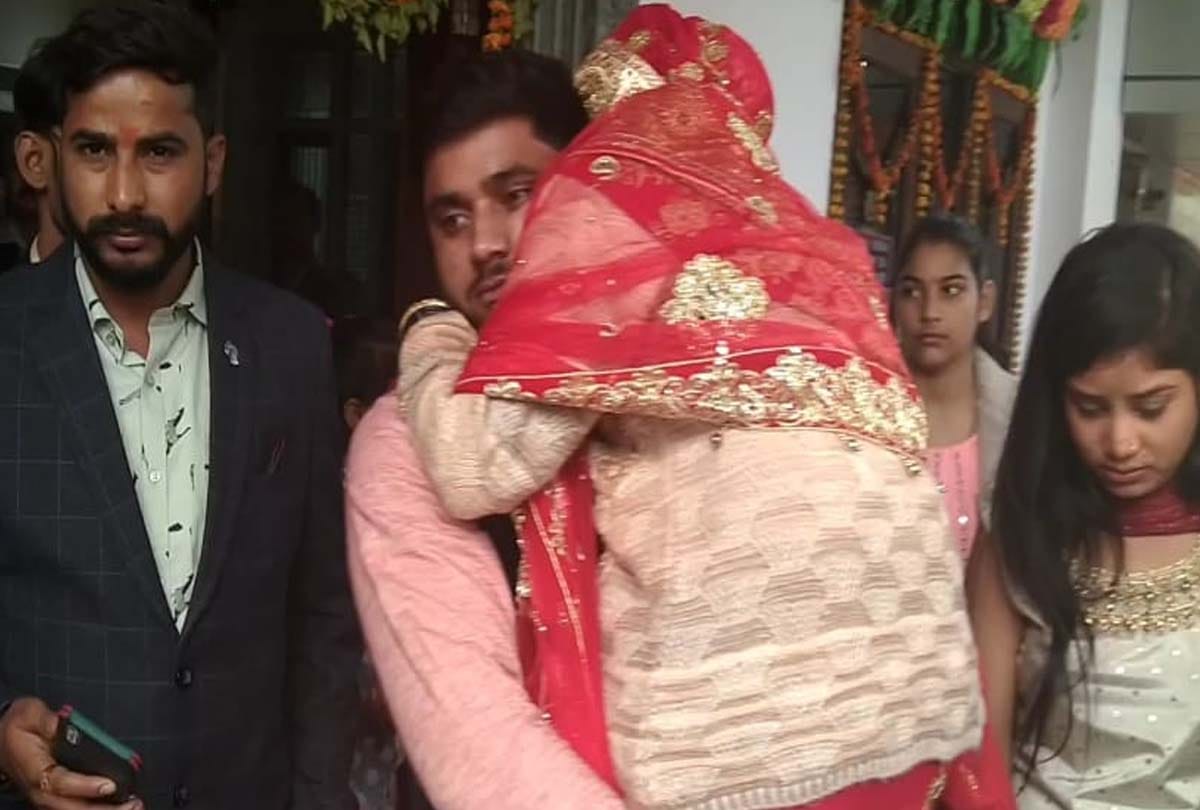 Father-in-law presented luxury car to daughter-in-law