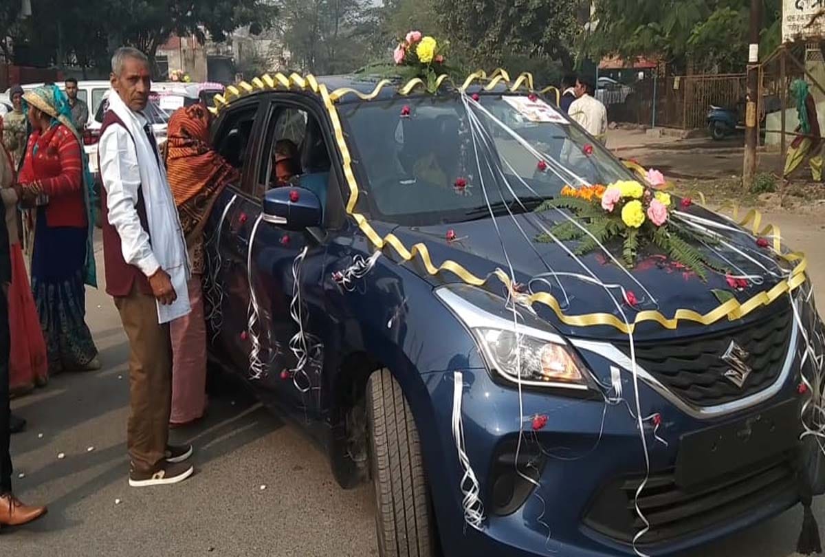Father-in-law presented luxury car to daughter-in-law