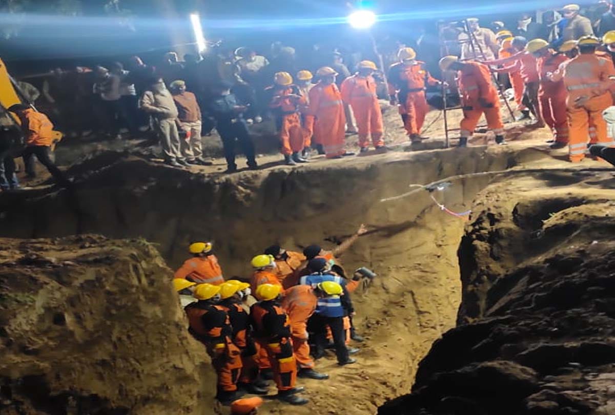 Four-year-old child falls into deep borewell, died in mahoba
