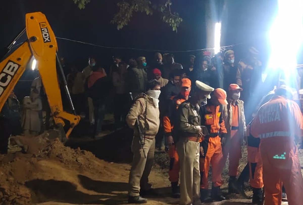 Four-year-old child falls into deep borewell, died in mahoba