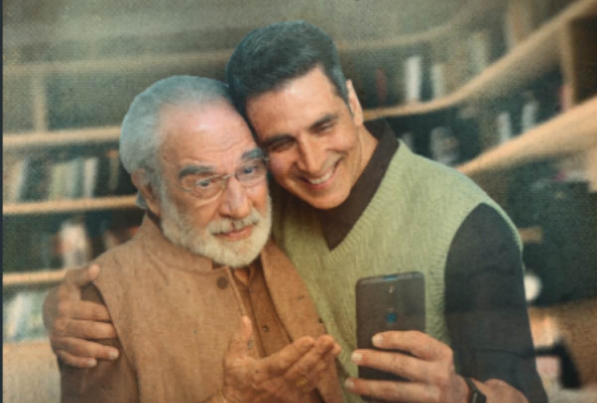 Akshay kumar share father son success story poster with kulbhushan kharbanda