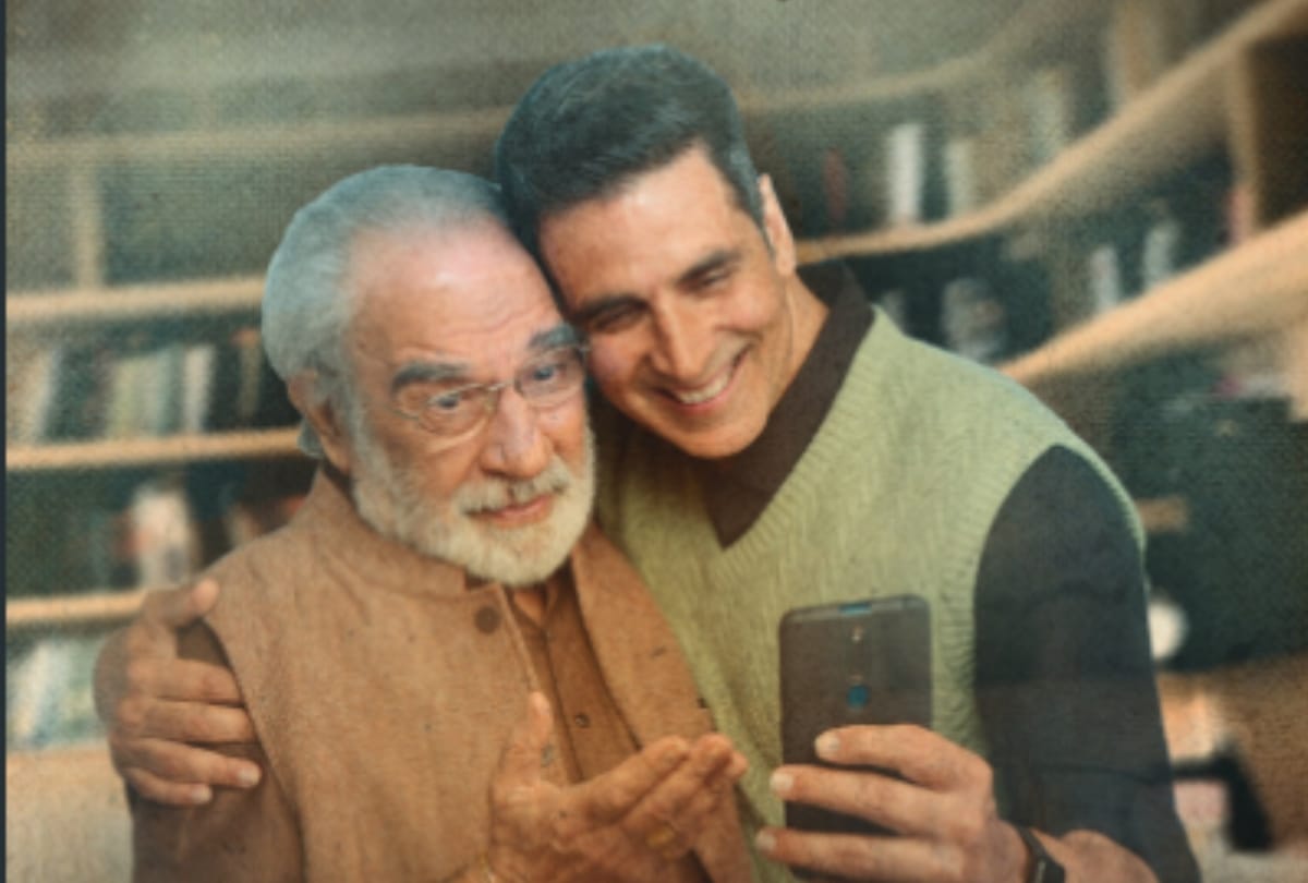 Akshay kumar share father son success story poster with kulbhushan kharbanda