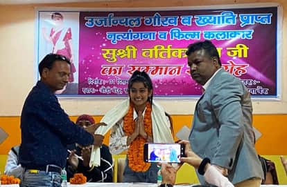 औड़ी मोड़ पर आयोजित कार्यक्रम में वर्तिका झा को सम्मानित करते सामाजिक कार्यकर्ता पंकज मिश्रा