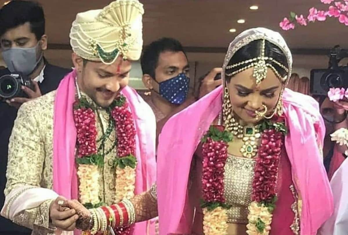 Aditya Narayan car is surrounded by kinnar after getting married with shweta agarwal