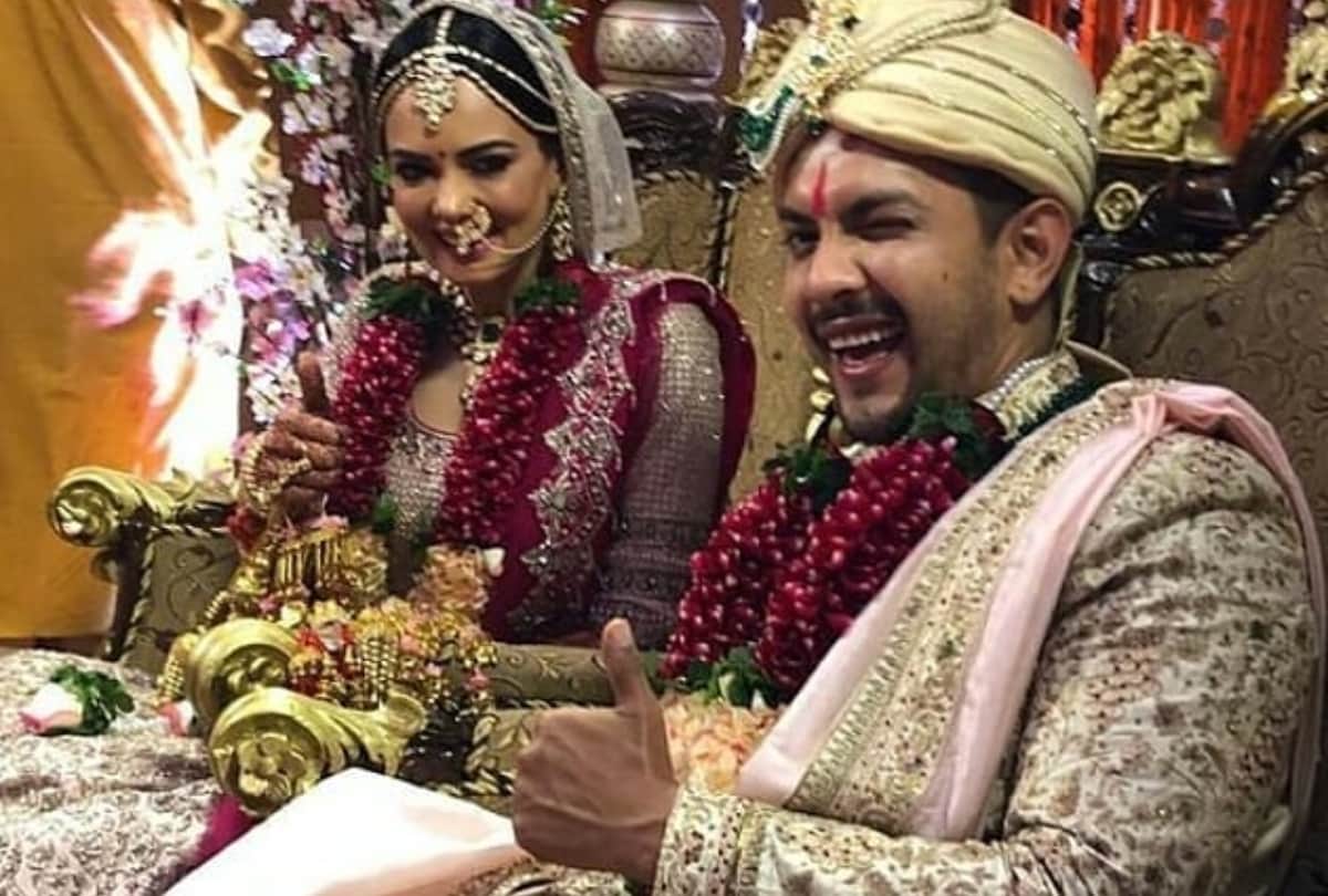 aditya narayan wedding shweta agarwal become beautiful bride see closer pic