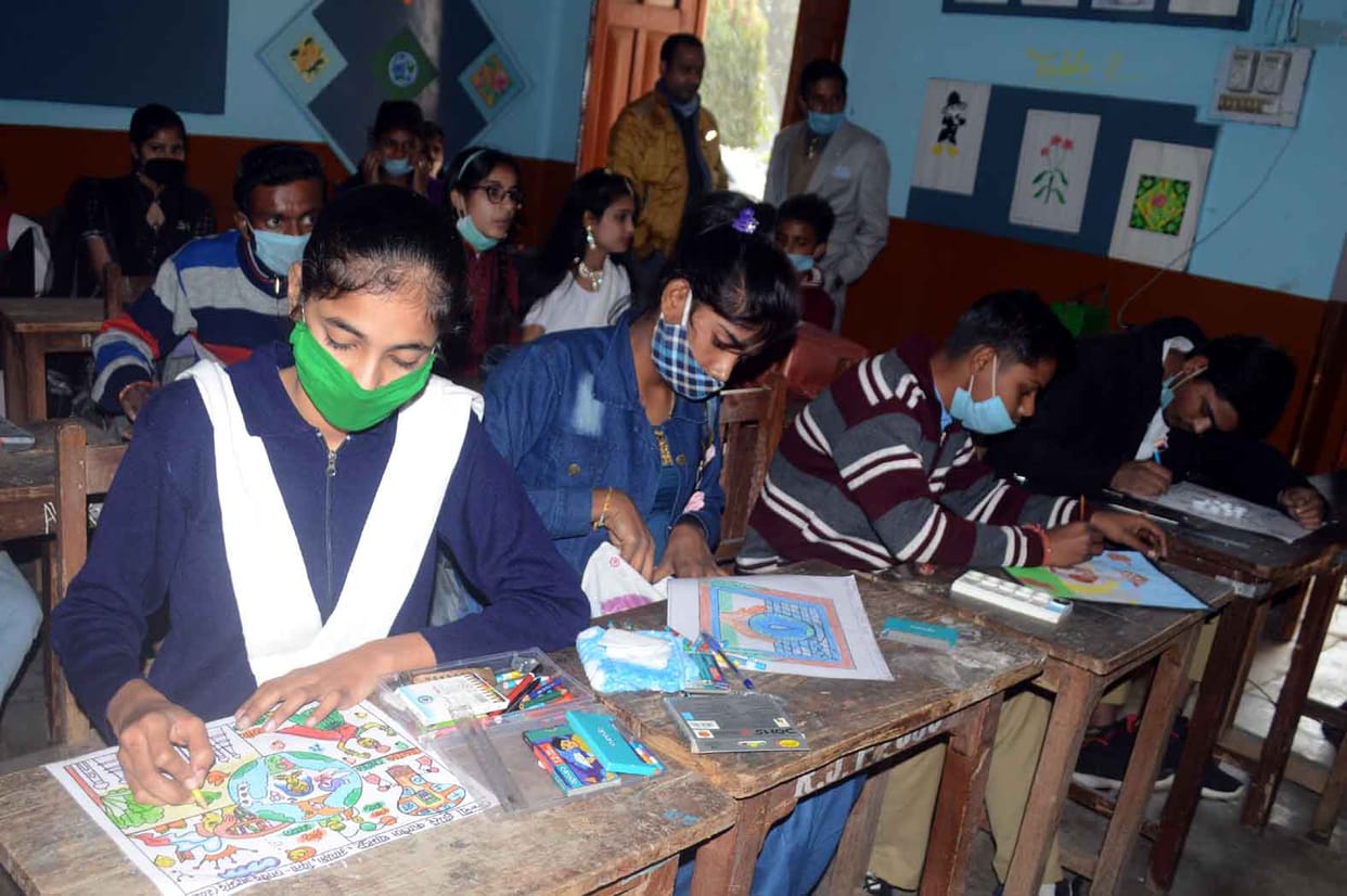Students made beautiful paintings in Kala Utsav