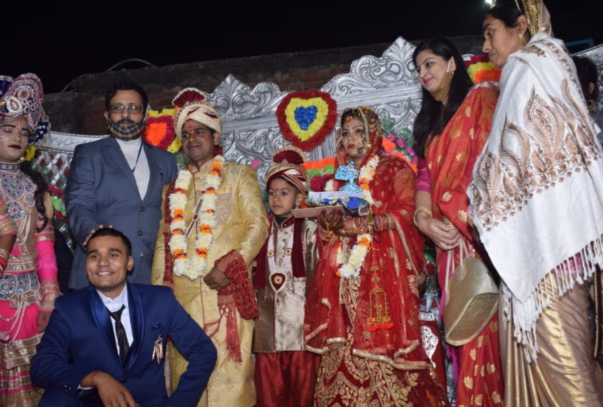 DM Amit Kishore arrived wedding of BSF martyr jawan daughter Shivani blessed in deoria