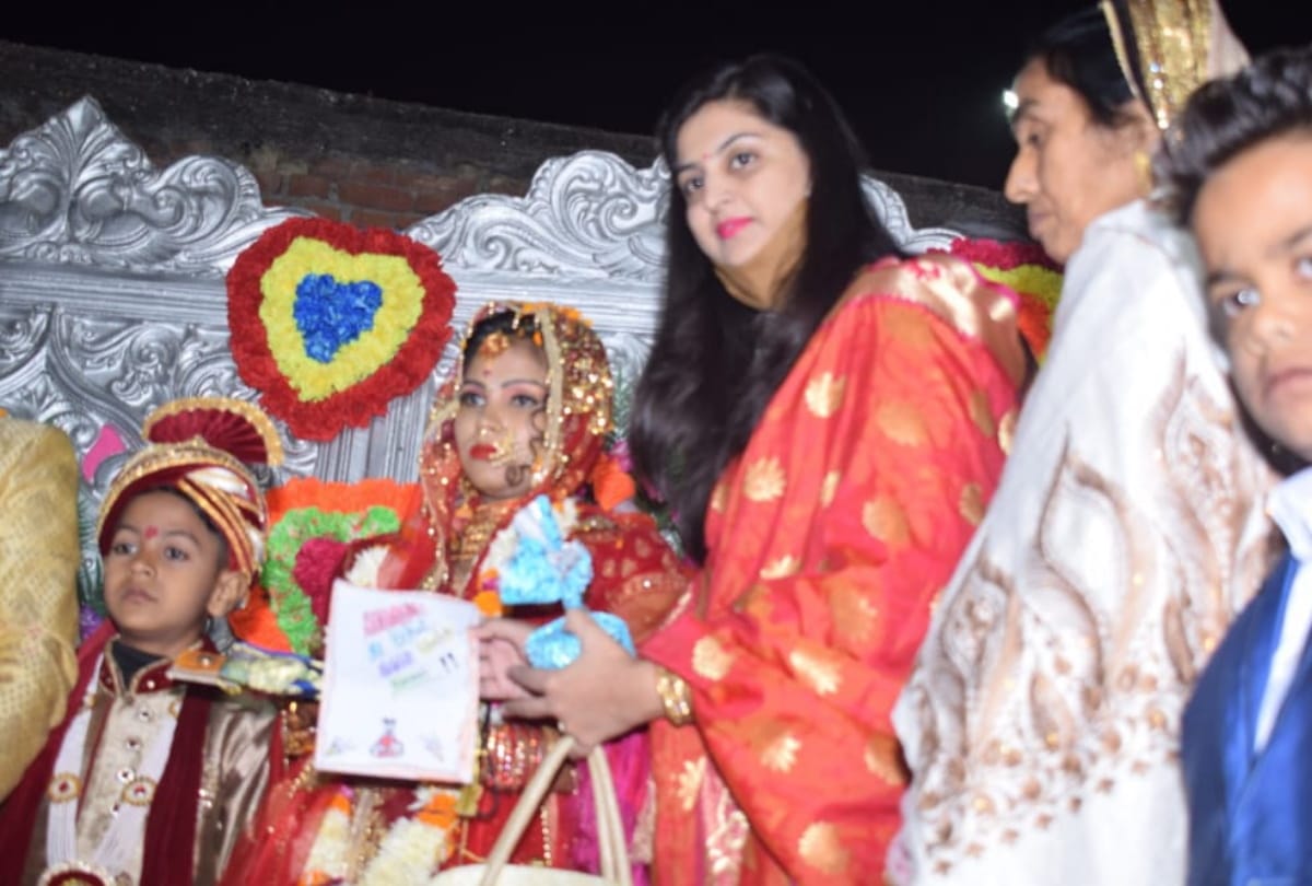 DM Amit Kishore arrived wedding of BSF martyr jawan daughter Shivani blessed in deoria