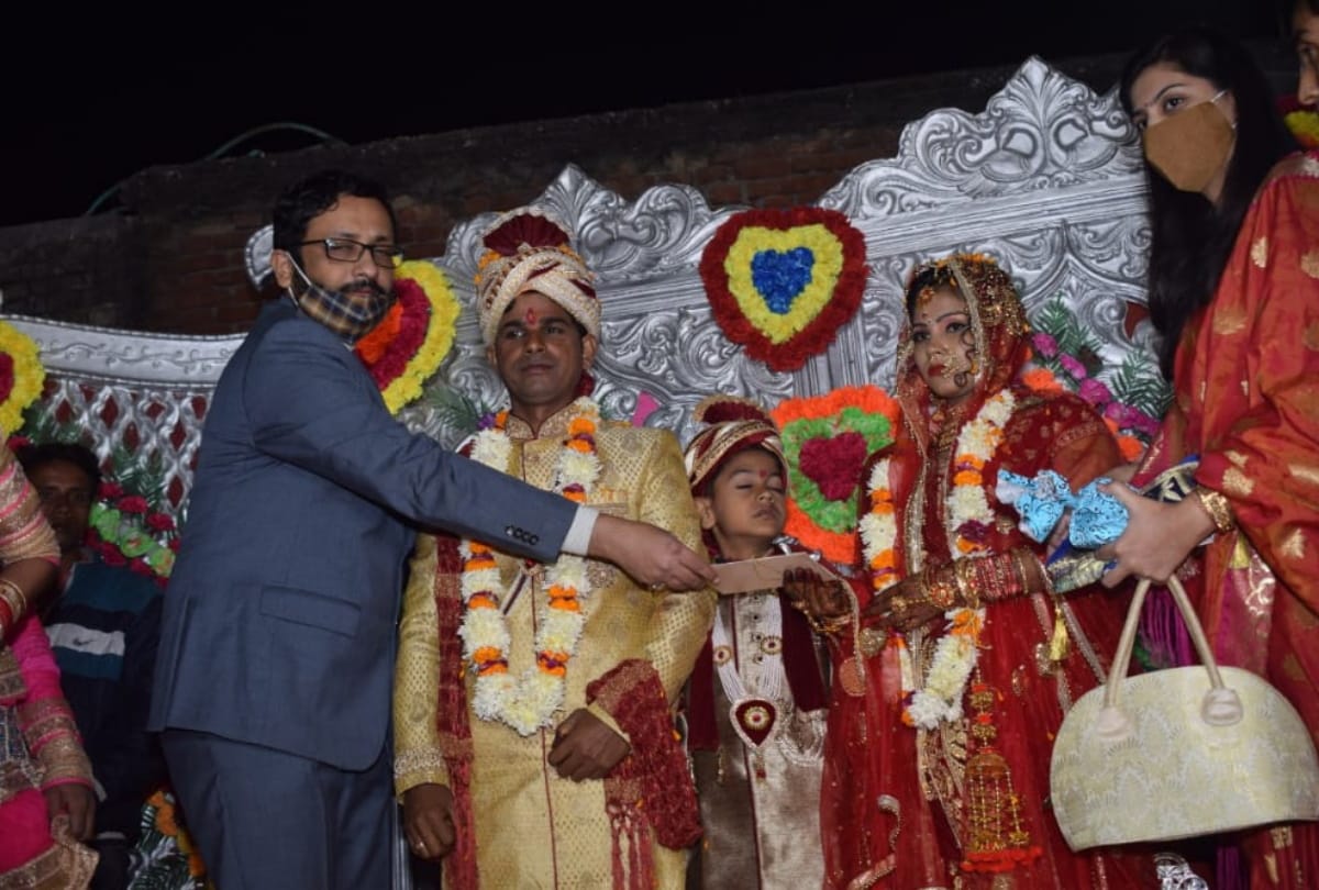 DM Amit Kishore arrived wedding of BSF martyr jawan daughter Shivani blessed in deoria