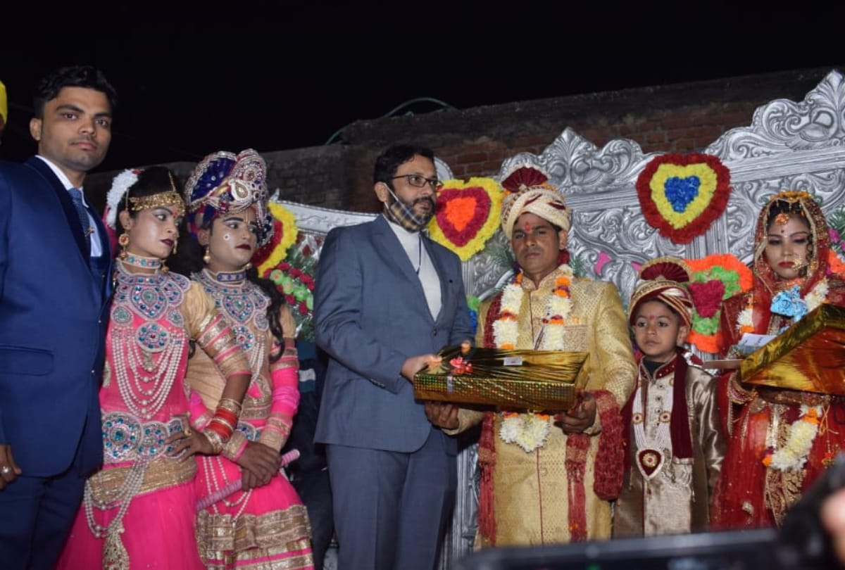 DM Amit Kishore arrived wedding of BSF martyr jawan daughter Shivani blessed in deoria