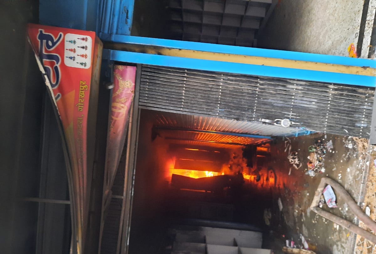 Gorakhpur Fire News: fire in bangle and jewellery shop in Make up market of Gorakhpur burnt goods