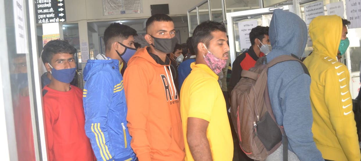 Crowd of youth reached Lohia to conduct Corona investigation