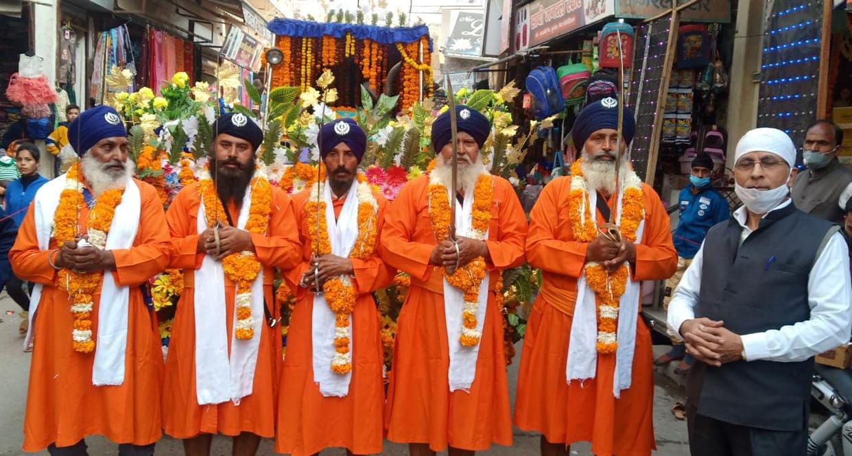 A procession was organized at the light festival of Guru Nanak Dev