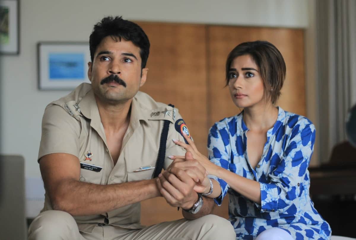 Naxalbari ON ZEE5 REVIEW directed by Partho Mitra starcast Rajeev Khandelwal Satyadeep Mishra Aamir Ali