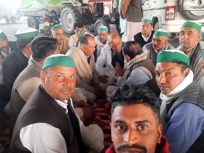 More than one hundred farmers from Saharanpur reached Delhi Gate